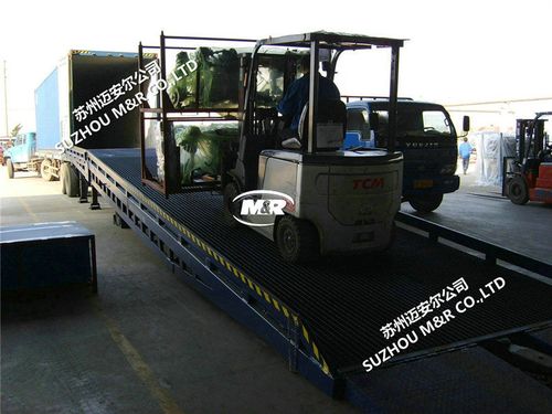 高效物流新選擇 移動(dòng)液壓式登車橋助力裝卸作業(yè)提速